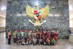 foto bersama-anak papua-monas-sai-sekolah anak indonesia