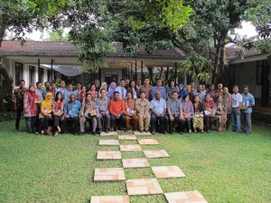 foto bersama-christian sohilait-sekda lanny jaya-papua-susan bachtiar-dan peserta seminar nasional-sai-sekolah anak indonesia