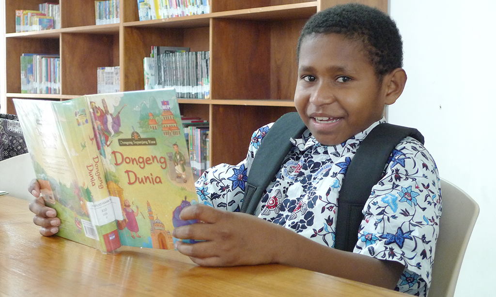 kegiatan_membaca-perpustakaan_sekolah-anak-indonesia-sai-membaca buku-perpustakaan+sekolah papua+anak papua_hebat baca